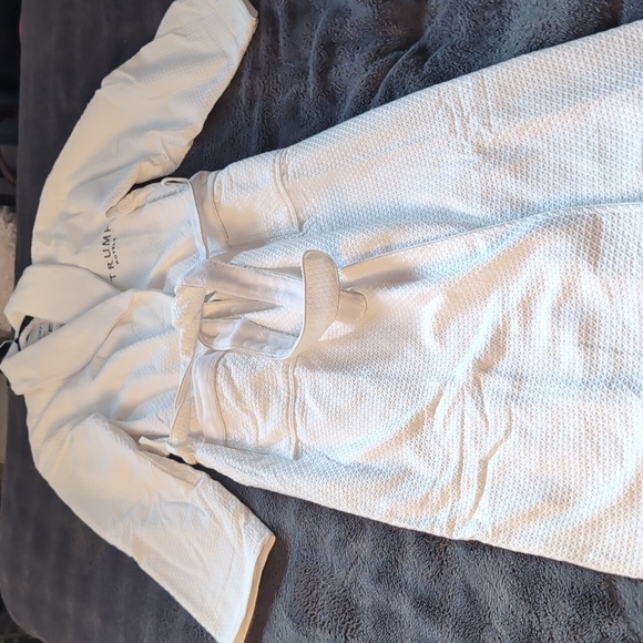 NWOT Unisex White Trump Hotels Bath Robe Textured Pattern Ultra Soft Lining - Picture 9 of 14